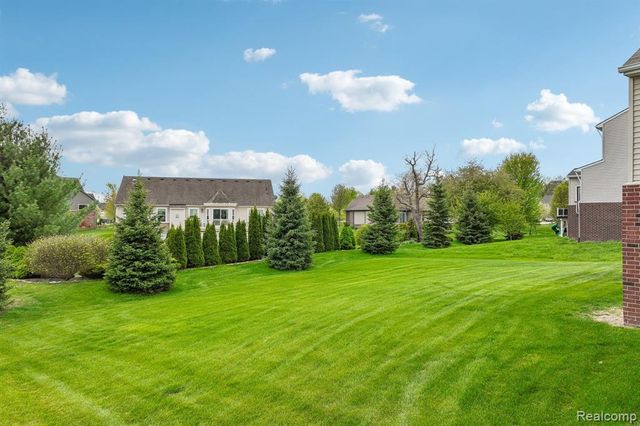 29831 Braeburn Dr, New Hudson, MI 48165
