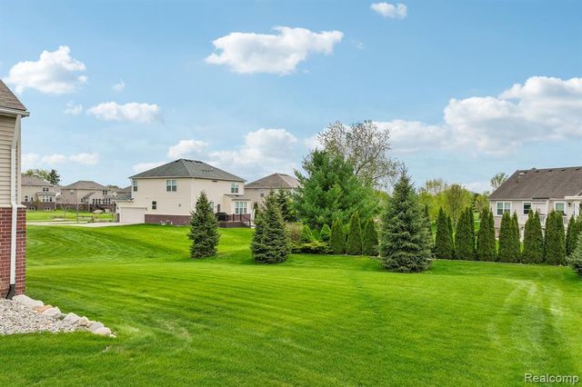 29831 Braeburn Dr, New Hudson, MI 48165