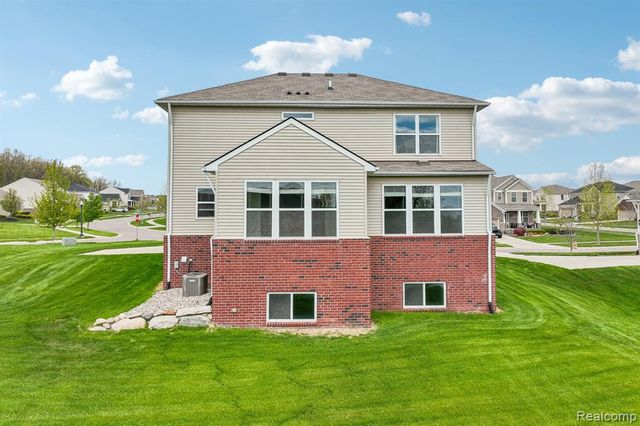 29831 Braeburn Dr, New Hudson, MI 48165