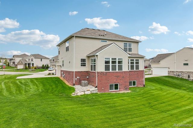 29831 Braeburn Dr, New Hudson, MI 48165