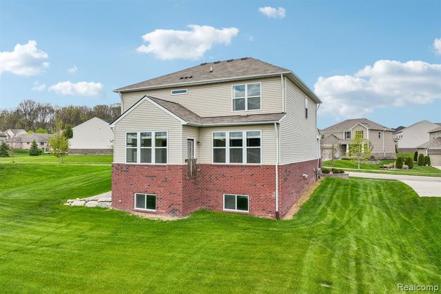 29831 Braeburn Dr, New Hudson, MI 48165