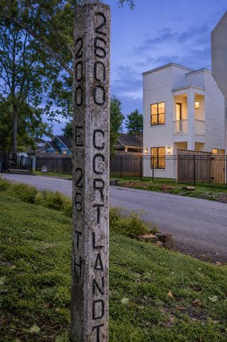 227 E 26th Street, Houston, TX 77008