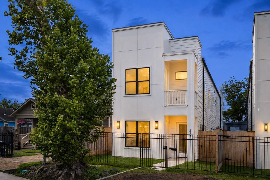 227 E 26th Street, Houston, TX 77008