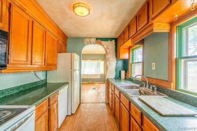 10090 Sterling Street, Romulus, MI 48174