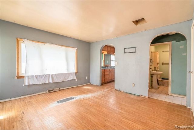 10090 Sterling Street, Romulus, MI 48174