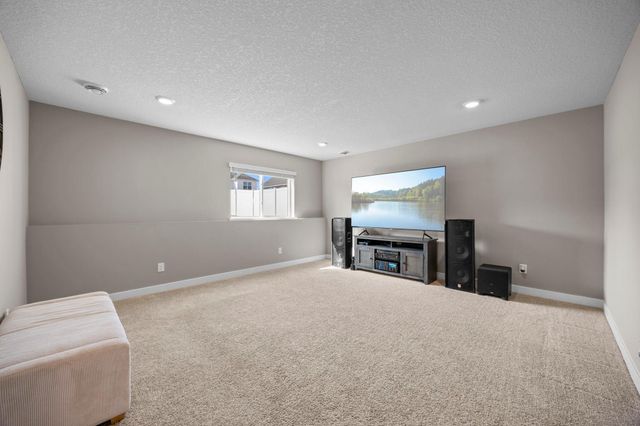 1976 Attenborough Street, Shakopee, MN 55379