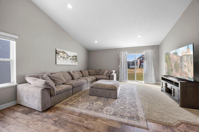 1976 Attenborough Street, Shakopee, MN 55379