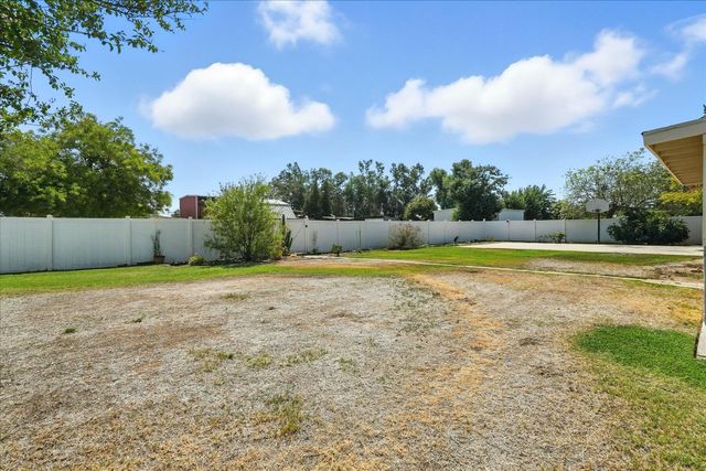 2176 N Bethel Avenue, Sanger, CA 93657