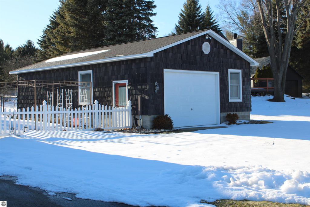 Image 2 of property listing at 11810 Chaney Drive, Rapid City, MI 49676