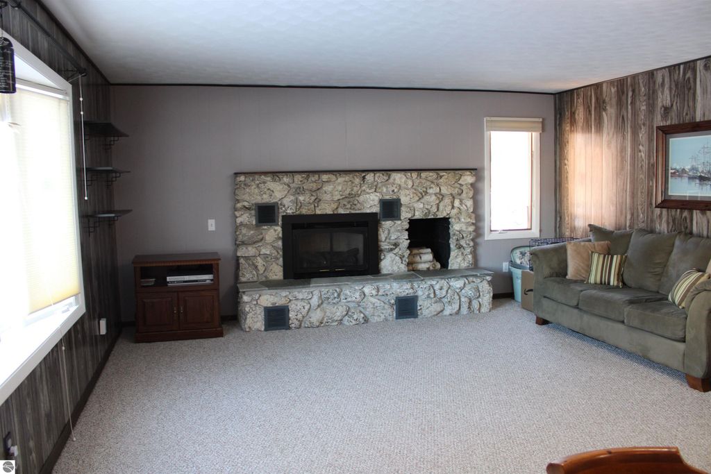 Image 6 of property listing at 11810 Chaney Drive, Rapid City, MI 49676