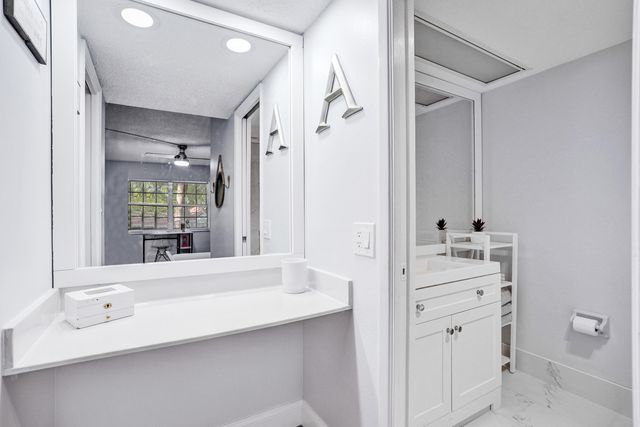 4200 Oaks Terrace 203, Pompano Beach, FL 33069