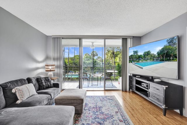 4200 Oaks Terrace 203, Pompano Beach, FL 33069