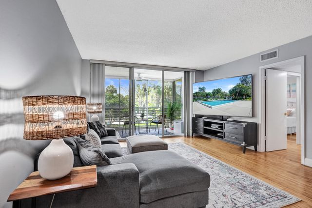 4200 Oaks Terrace 203, Pompano Beach, FL 33069