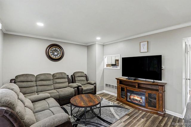17010 Kingsbrooke Drive, Clinton Township, MI 48038