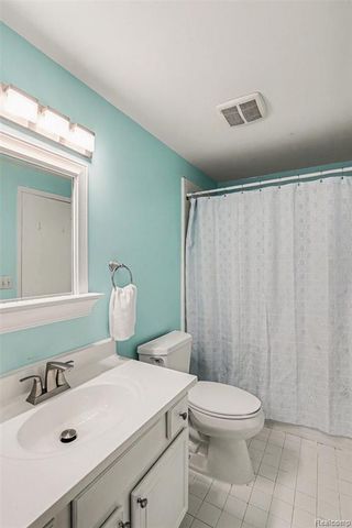 17010 Kingsbrooke Drive, Clinton Township, MI 48038