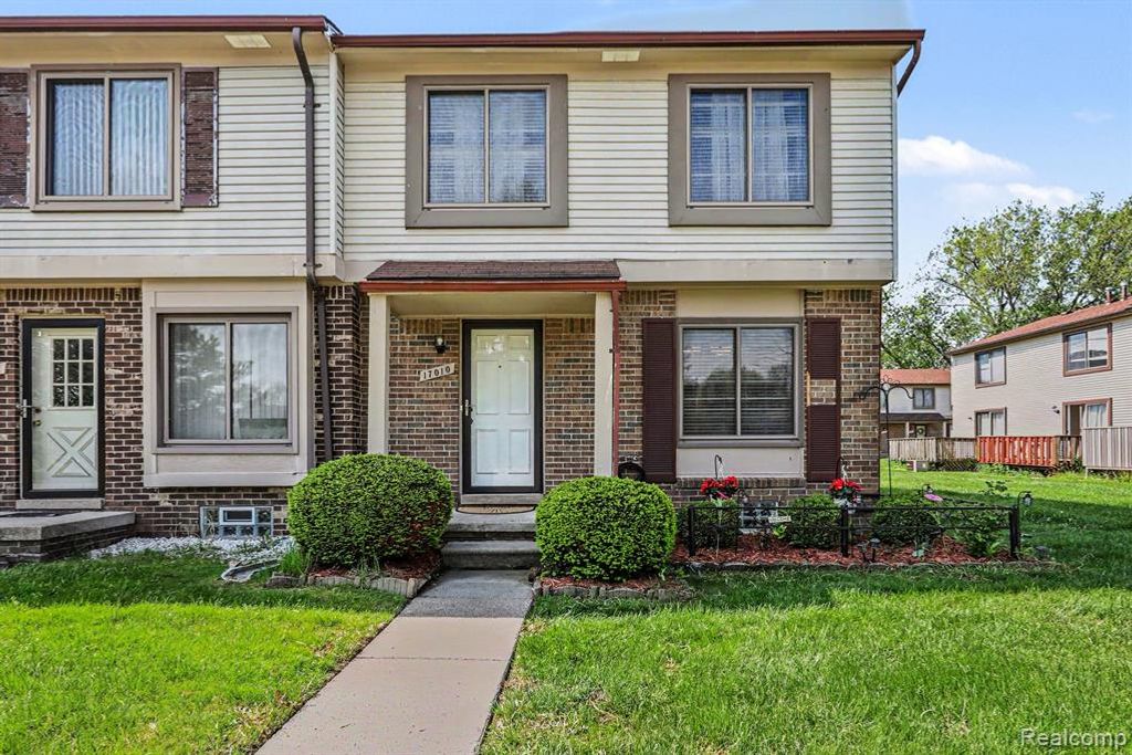 17010 Kingsbrooke Drive, Clinton Township, MI 48038