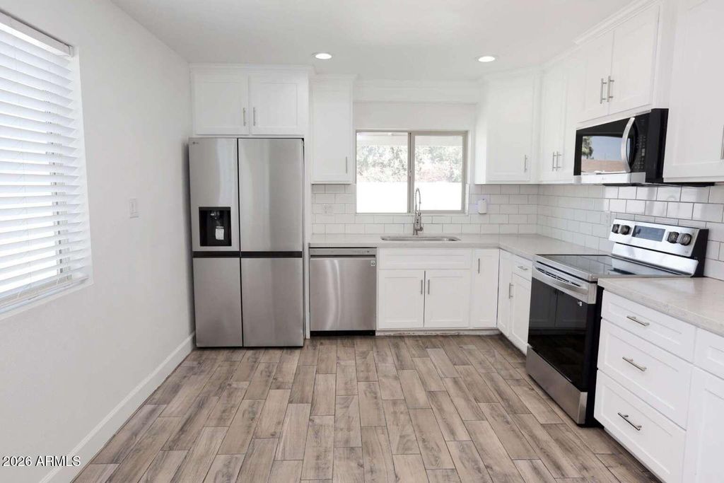 Image 10 of property listing at 2528 W SWEETWATER Avenue, Phoenix, AZ 85029