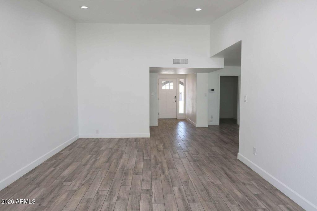 Image 18 of property listing at 2528 W SWEETWATER Avenue, Phoenix, AZ 85029