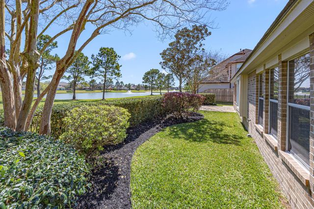 1489 Garden Lakes Drive, Friendswood, TX 77546