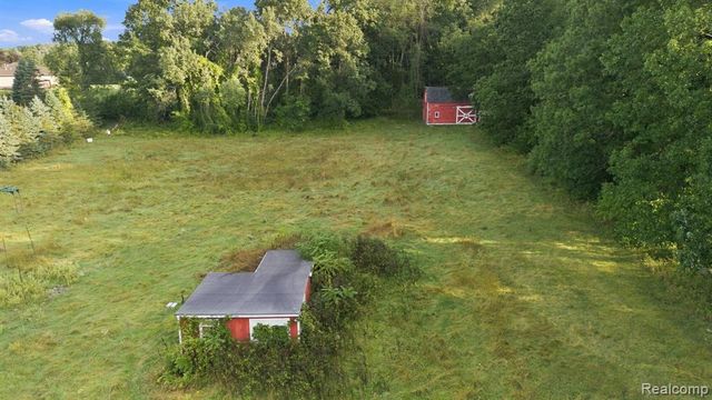 700 W Maple Road, Milford, MI 48381