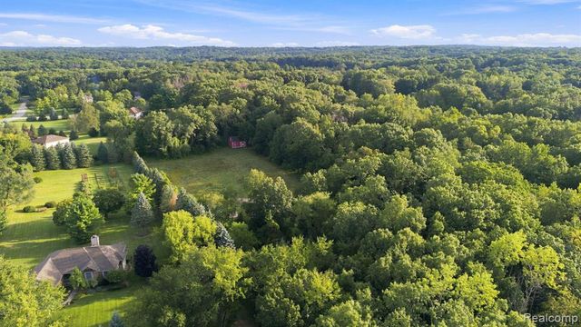 700 W Maple Road, Milford, MI 48381
