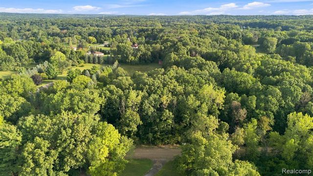 700 W Maple Road, Milford, MI 48381