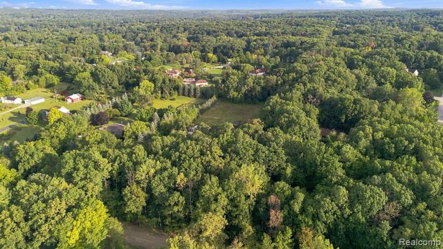 700 W Maple Road, Milford, MI 48381