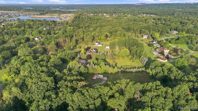 700 W Maple Road, Milford, MI 48381