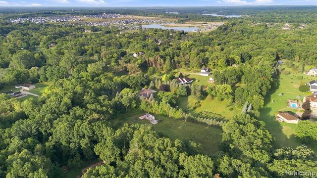 700 W Maple Road, Milford, MI 48381