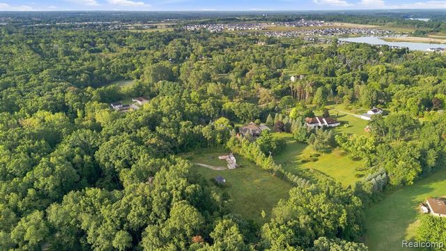 700 W Maple Road, Milford, MI 48381