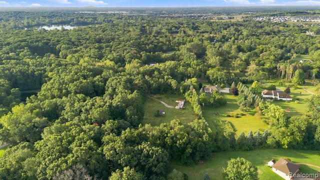 700 W Maple Road, Milford, MI 48381