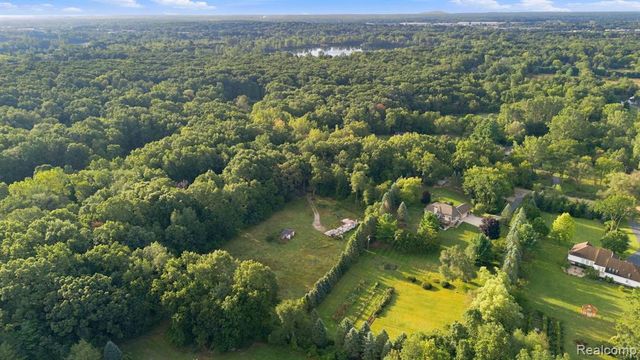 700 W Maple Road, Milford, MI 48381