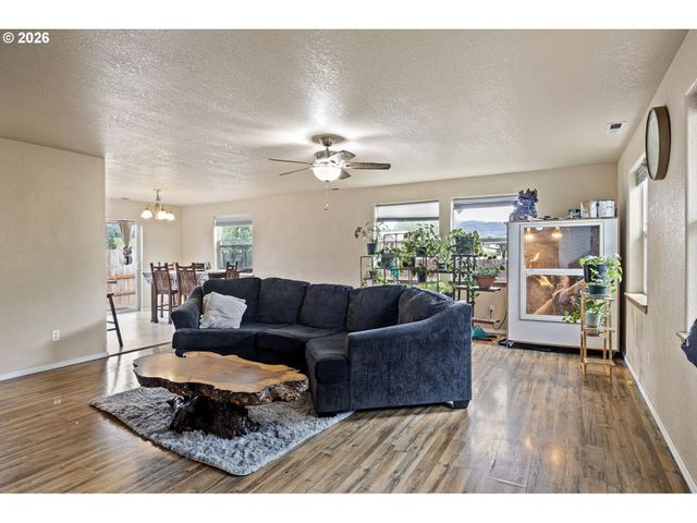 144 BUNTING Ct, Roseburg, OR 97471