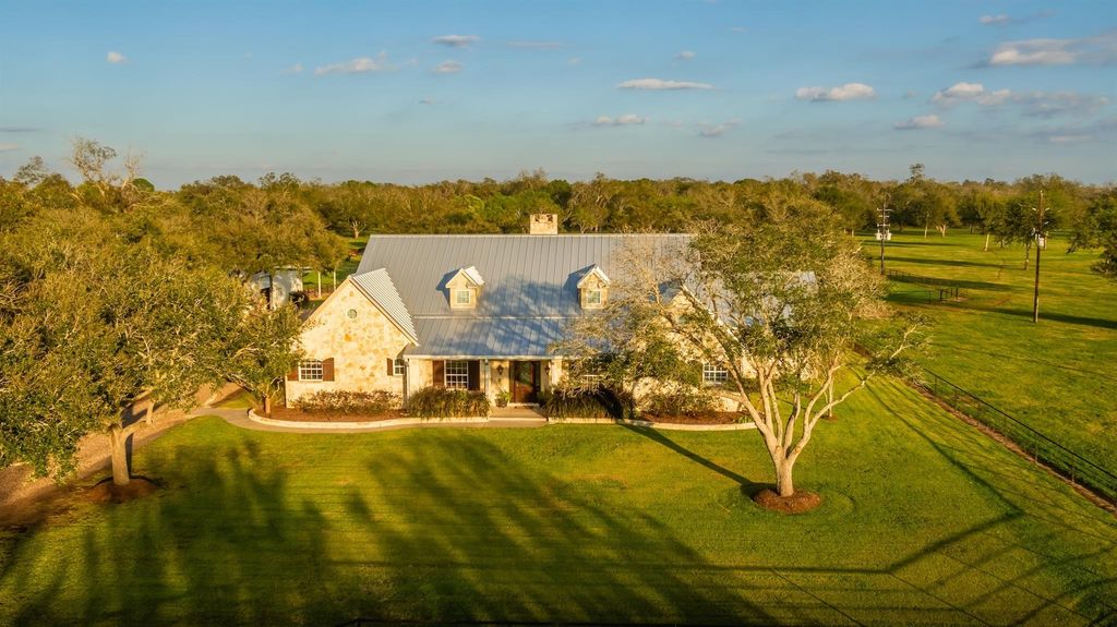 Image 11 of property listing at 3150 Holmes Road Road, Richmond, TX 77406