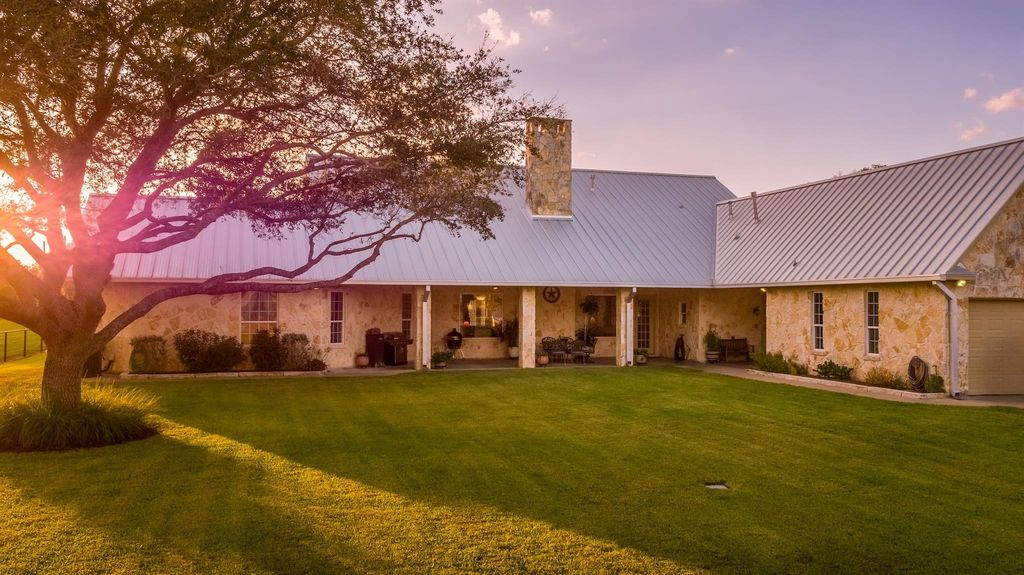 Image 12 of property listing at 3150 Holmes Road Road, Richmond, TX 77406