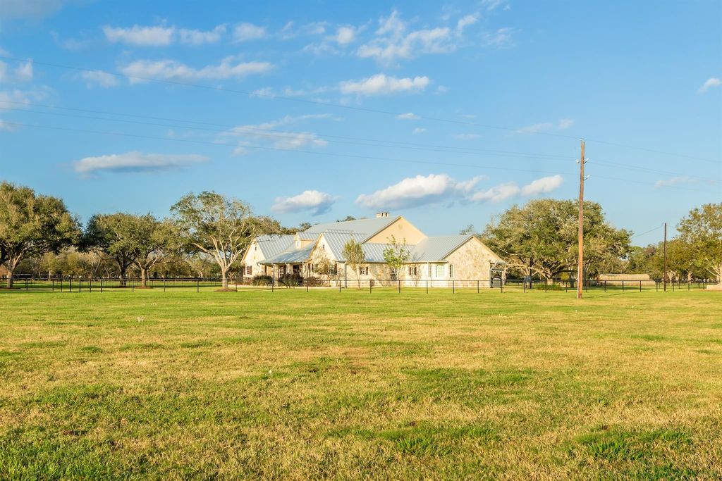 Image 23 of property listing at 3150 Holmes Road Road, Richmond, TX 77406