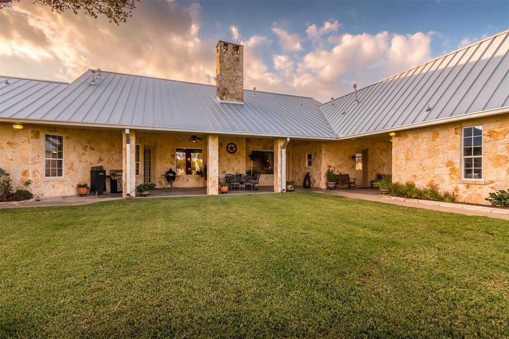 Image 25 of property listing at 3150 Holmes Road Road, Richmond, TX 77406