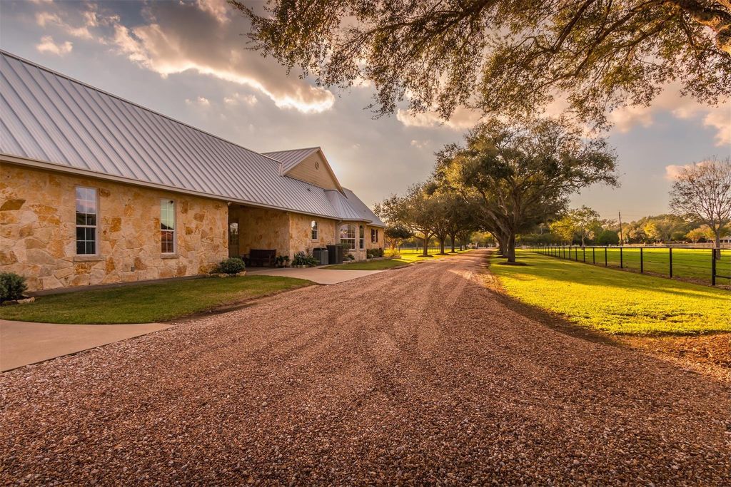 Image 28 of property listing at 3150 Holmes Road Road, Richmond, TX 77406