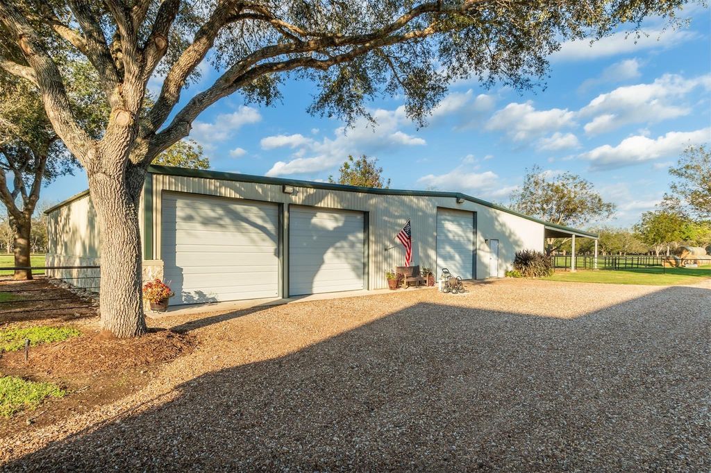 Image 5 of property listing at 3150 Holmes Road Road, Richmond, TX 77406