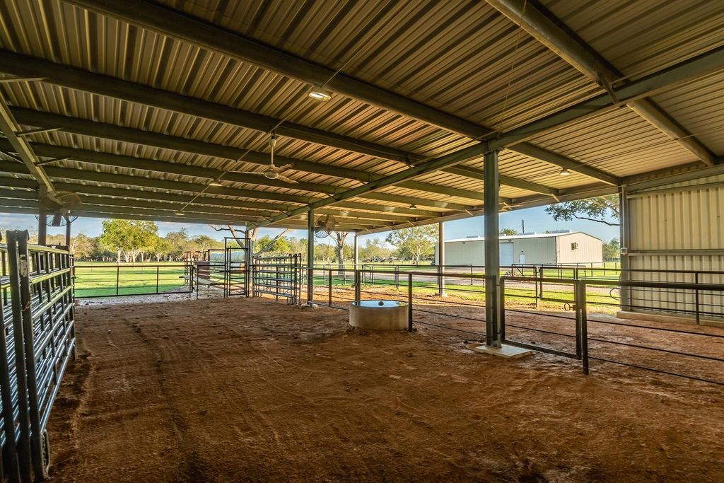 Image 6 of property listing at 3150 Holmes Road Road, Richmond, TX 77406