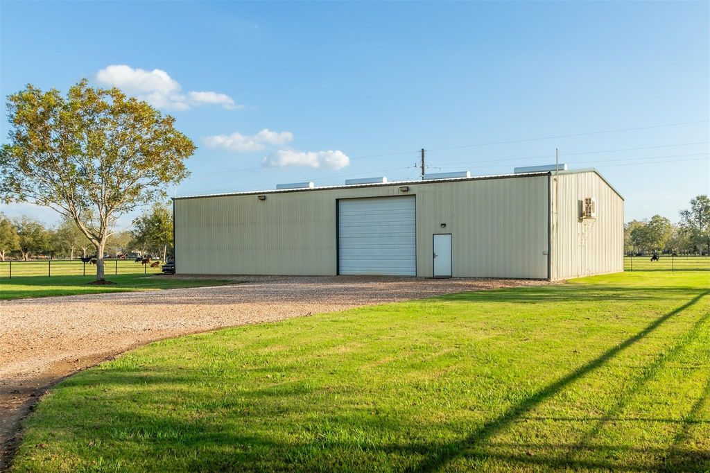 Image 7 of property listing at 3150 Holmes Road Road, Richmond, TX 77406