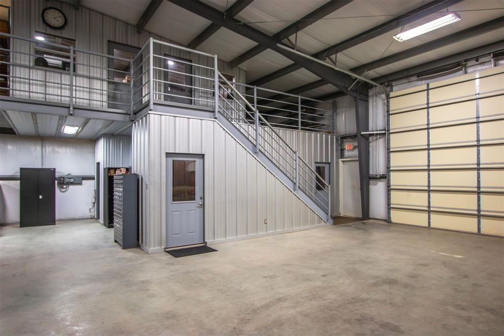 Image 8 of property listing at 3150 Holmes Road Road, Richmond, TX 77406