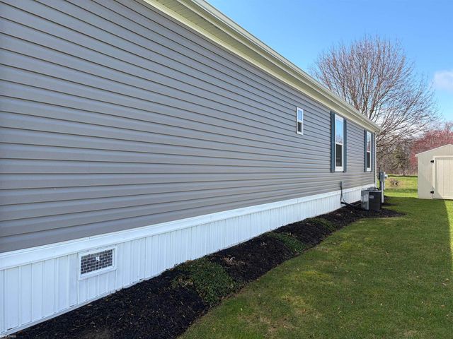 369 Red Pine Drive, Flint, MI 48506