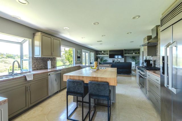 2304 Back Nine Street, Oceanside, CA 92056