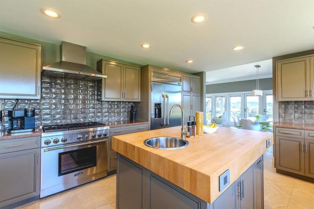 2304 Back Nine Street, Oceanside, CA 92056