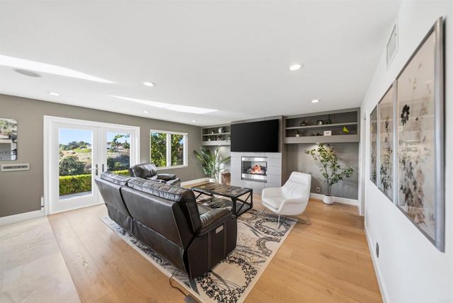 2304 Back Nine Street, Oceanside, CA 92056