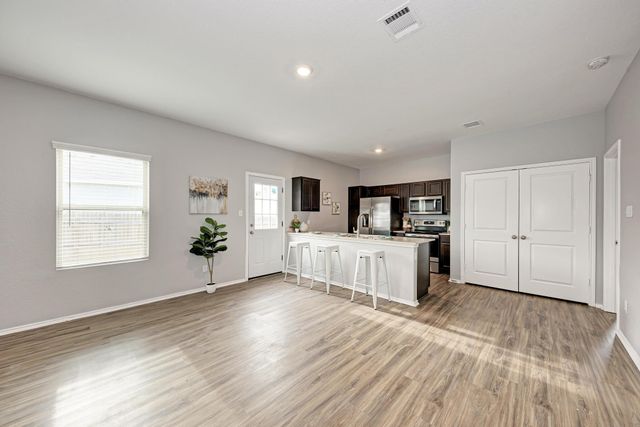 129 Vulcan DR, Jarrell, TX 76537