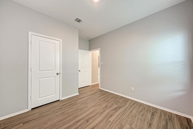 129 Vulcan DR, Jarrell, TX 76537