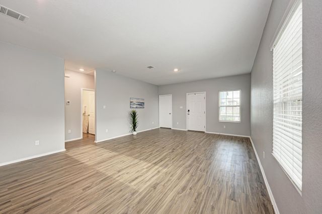 129 Vulcan DR, Jarrell, TX 76537