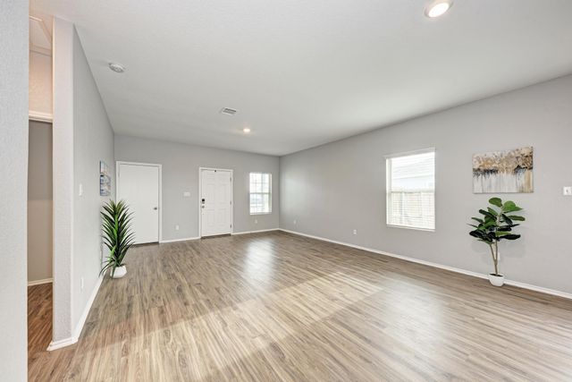 129 Vulcan DR, Jarrell, TX 76537